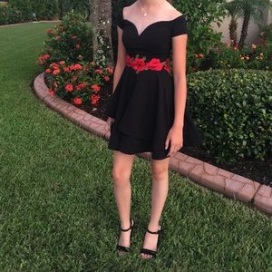 Perfect Formal/Prom Dress. Black w/res roses. Size 1-2